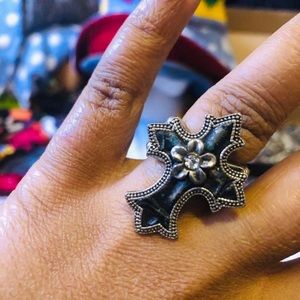 BLACK SILVER FLOWER CROSS RING